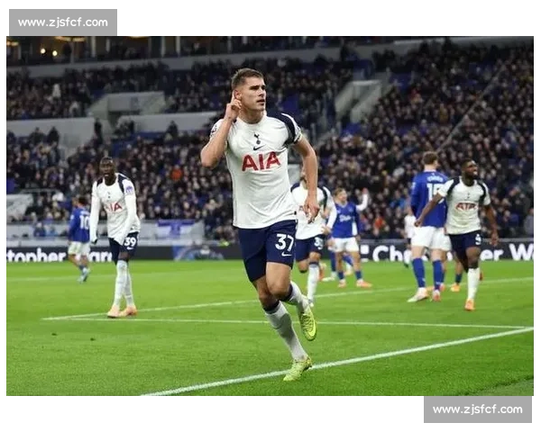 范德芬头球双响封神!热刺 3-0 破咒升前三